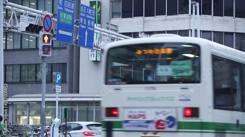 バスが行き交う交差点