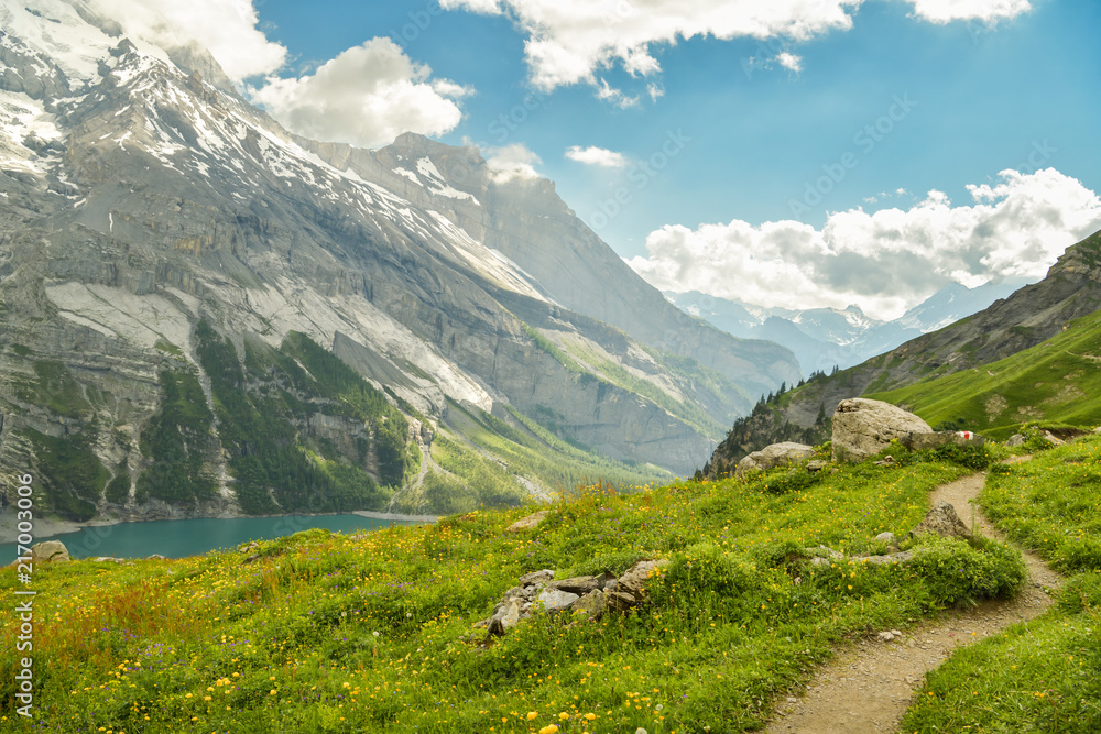 Obraz premium Winding walking trail high above the Oeschinensee lake