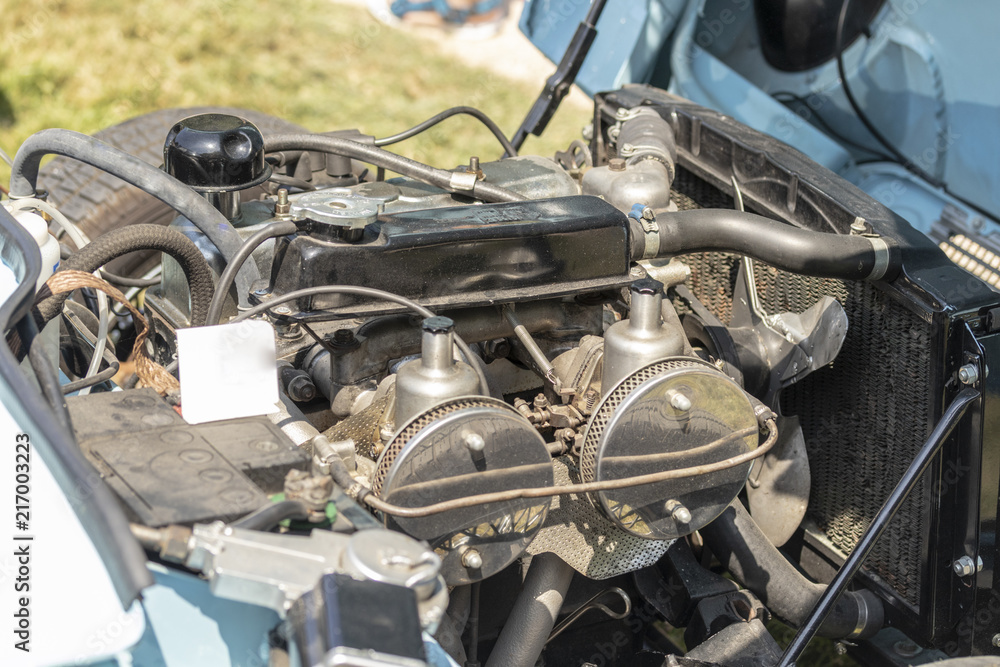 Fototapeta premium Motorblock und Kühler vom Oldtimer