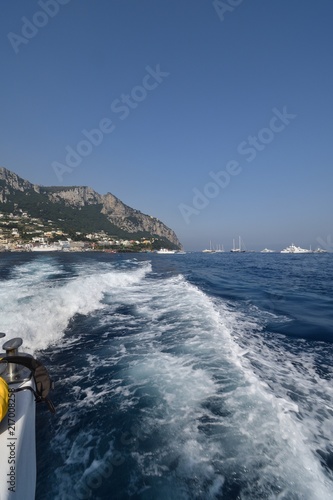 Lasciare Capri in barca. Isola di Capri - Napoli - Italia photo