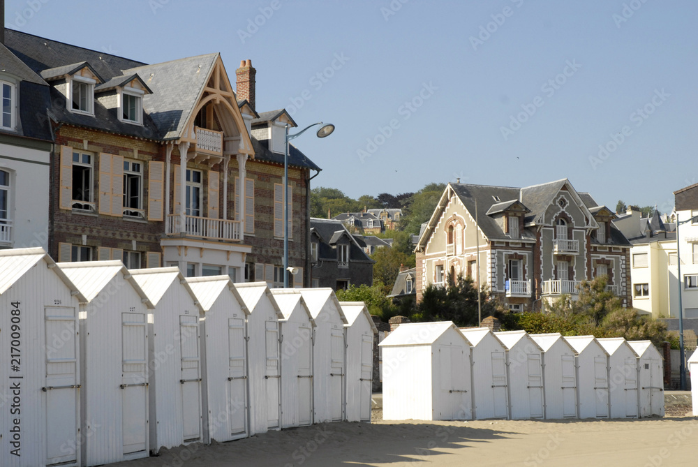 Ville de Villers sur Mer, cabines de plages blanches et maisons de style, département du Calvados, Normandie, France Ville de Villers sur Mer, cabines de plages blanches et maisons de style, département du Calvados, Normandie, France