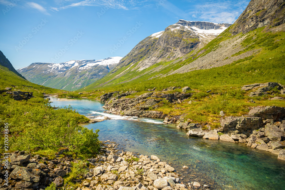 Fototapeta premium Piękna górska rzeka w pobliżu Trollstigen w Norwegii, Skandynawii