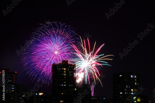 日本のお祭りでの打ち上げ花火 © anmitsu