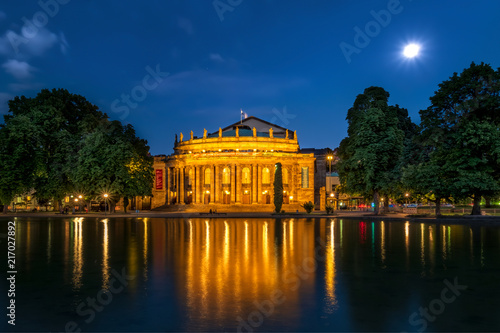Stuttgarter Oper zur blauen Stunde