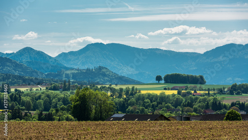 Landschaft, mit Feldern und Bergen im Hintergrund 2
