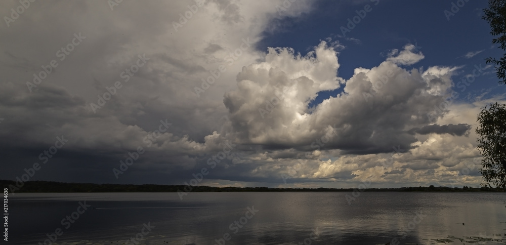 Obraz premium Sky clouds and lake