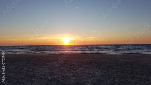 Sonnenuntergänge,Sonnenuntergang, Abendrot,roter Himmel,Meer,Wellen,Sonne