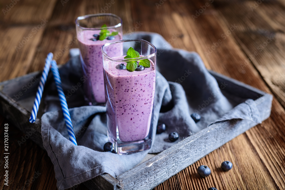 Blueberry milkshake in glass jars - obrazy, fototapety, plakaty 