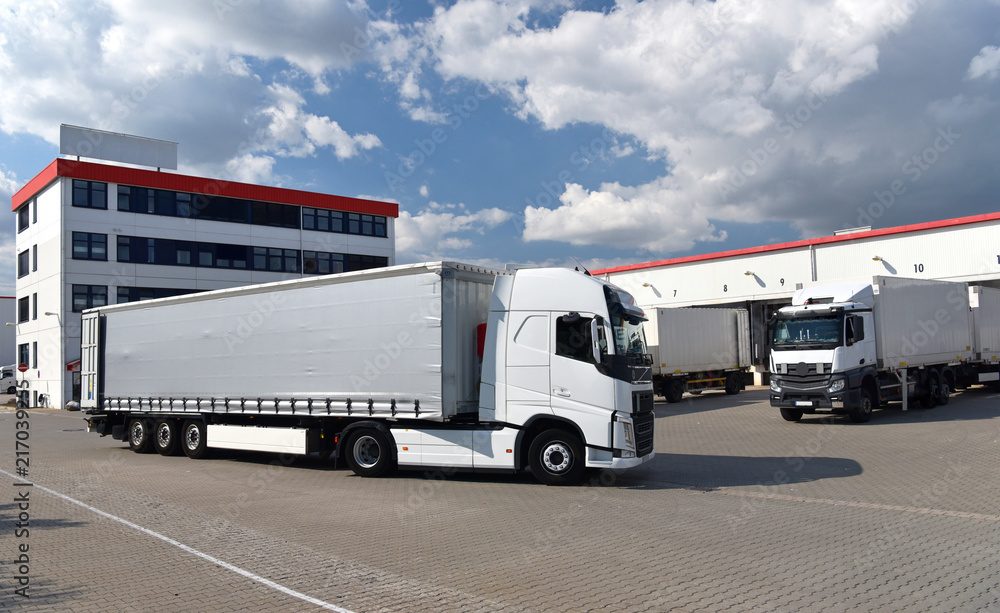 Transport und Lagerung von Waren in einer Spedition // Transport and storage of goods in a forwarding agency