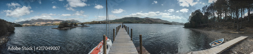 Fotografia Panoramic view of a lake and mountains