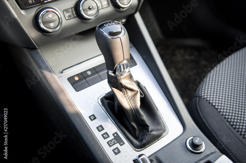 manual gear shift in the new car © tarczas