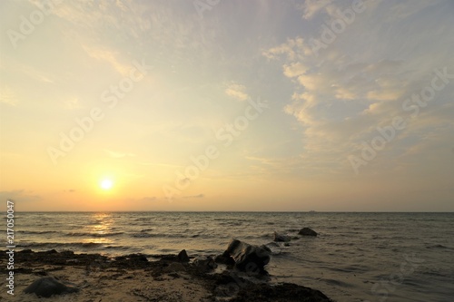 romantischer Sonnenuntergang an der See  Konzept Bestattung  Trauer  Tod  Abschied