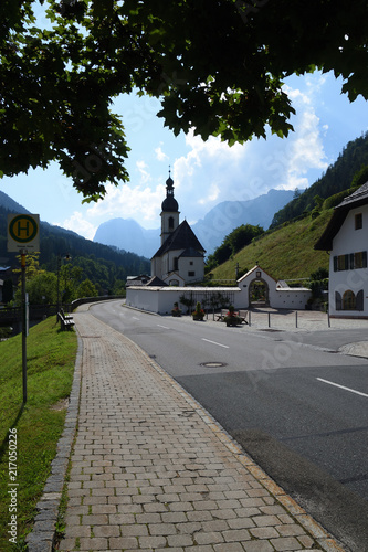 Ramsau, Bayern, Deutschland - Juli 29, 2018 : Ein Blick auf die sehr bekannte Pfarrkirche "St. Sebastian" in Ramsau.