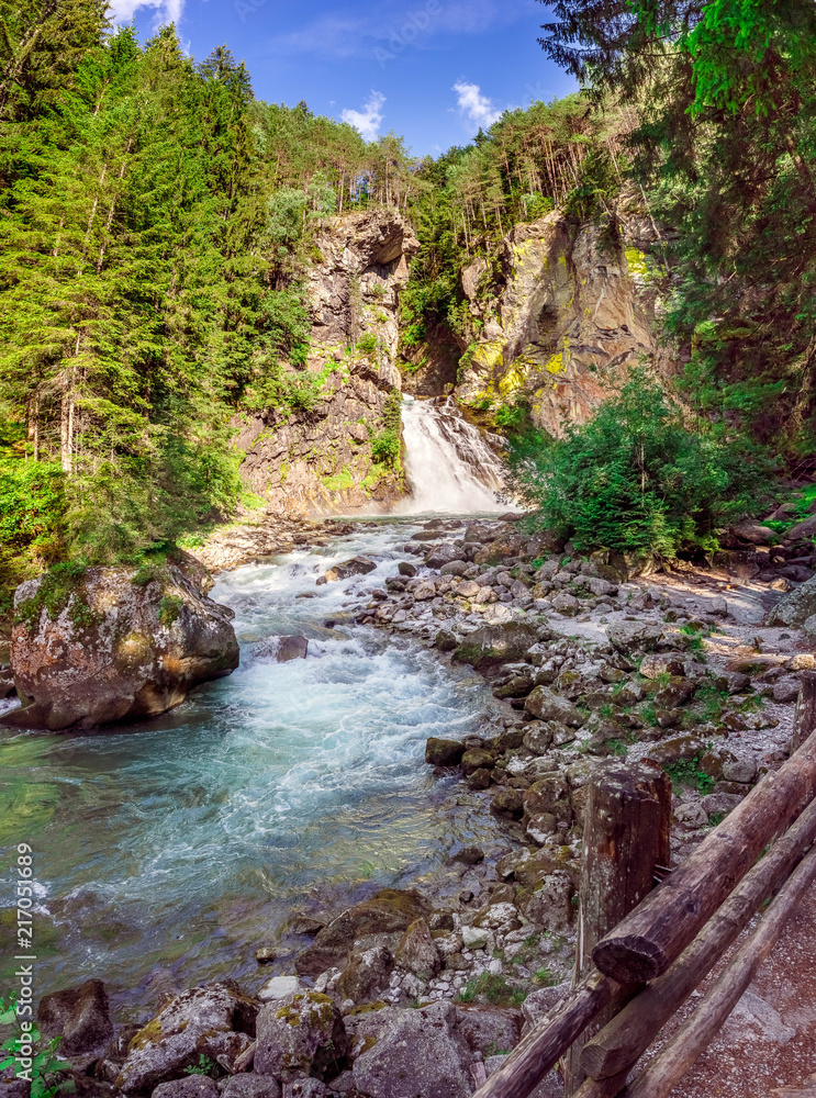 Fototapeta premium Reinbachfälle 13 Unterster Reinbach Wasserfall bei Sand in Taufers Südtirol