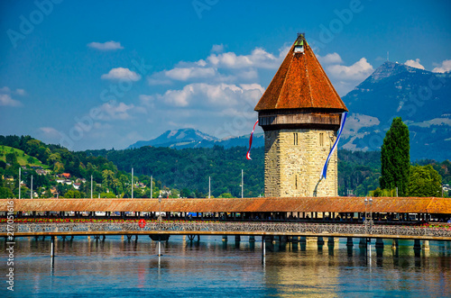 Kapellbrücke mit Wasserturm und Rigi in Luzern am Vierwaldstättersee, Schweiz 