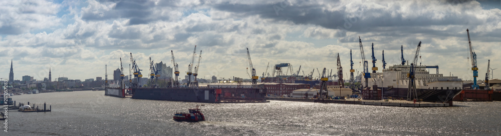 Hafenpanorama von Hamburg mit Elbphilharmonie