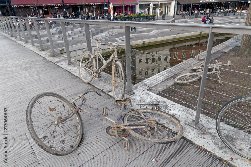 Obraz premium Muddy rusty bikes in Aarhus Denmark