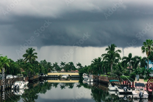 фотографія rain and funnel clouds at the edge of a summer morning storm over a south florid