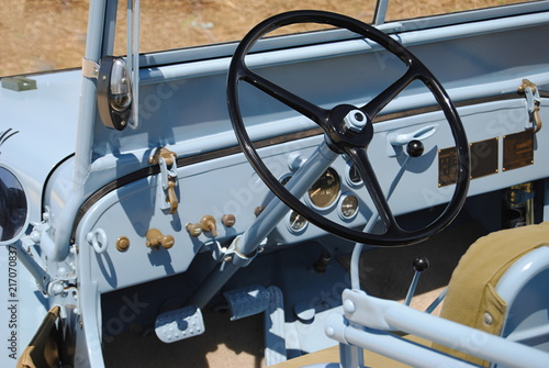 Tablier de jipe antigo - volante, alavanca de velocidades, manometros, pedais - controlos de condução de todo o terreno - 4x4