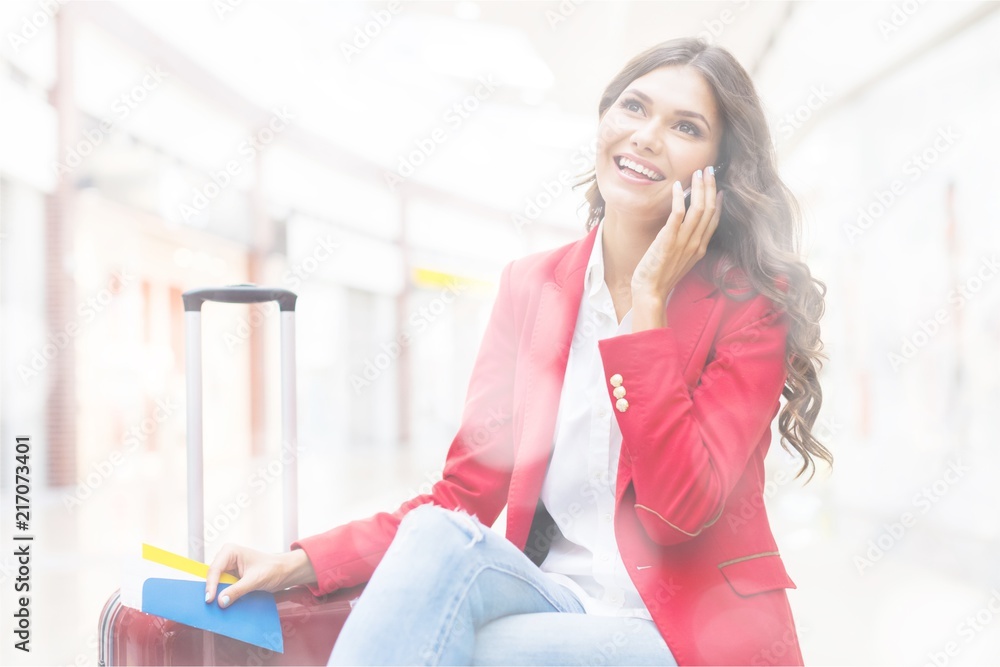 Fototapeta premium Airport business woman on smart phone