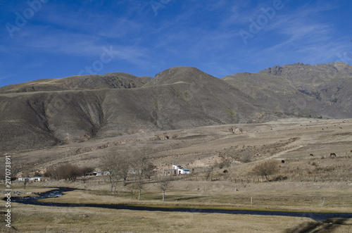 Paisaje de montañas con rio que cruza la llanura en Tafi del Valle, Tucuman