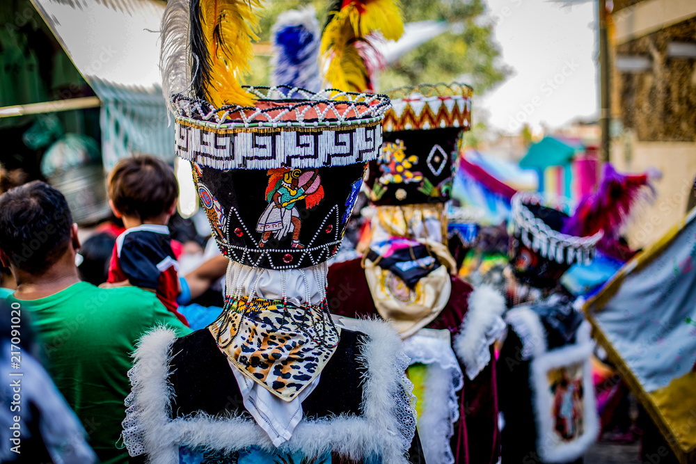 Hombre vestido de Chinelo bailando en festividad tradicional mexicana