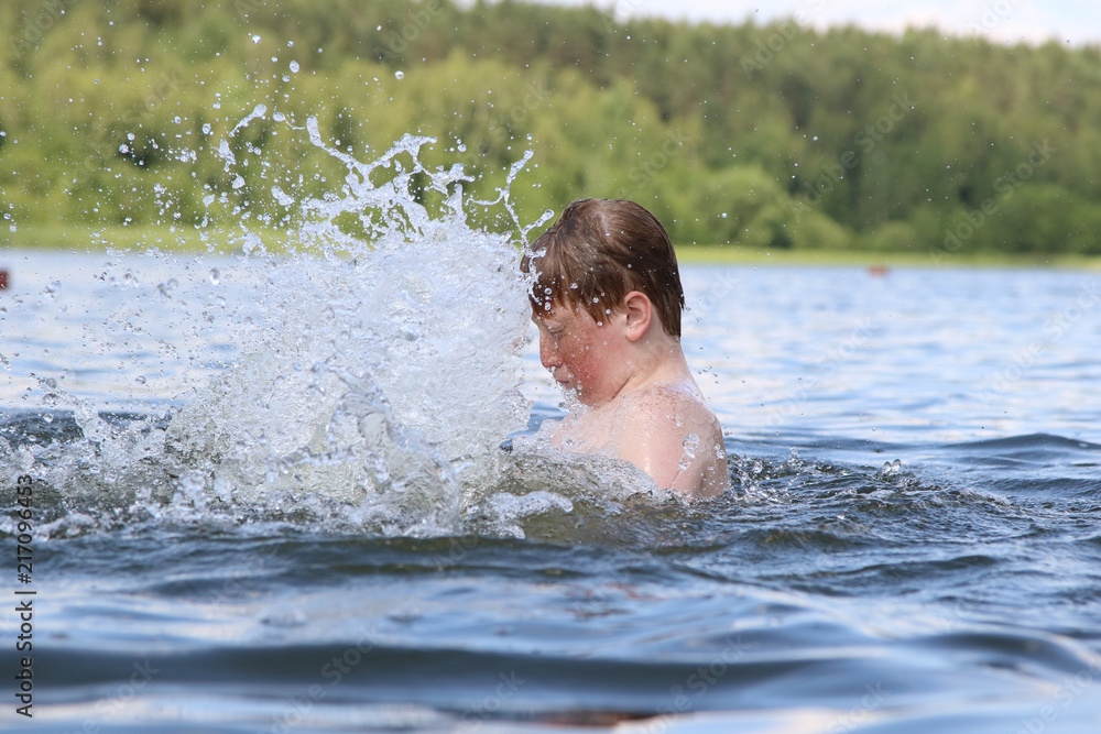 Obraz premium Boy play in water