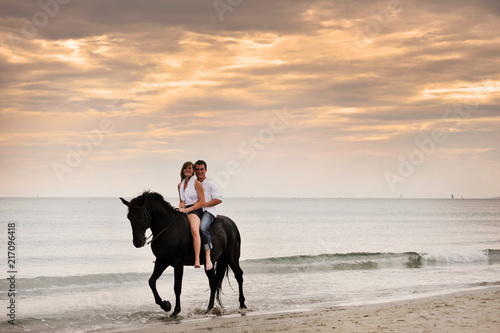 couple and horse on the beach © cynoclub