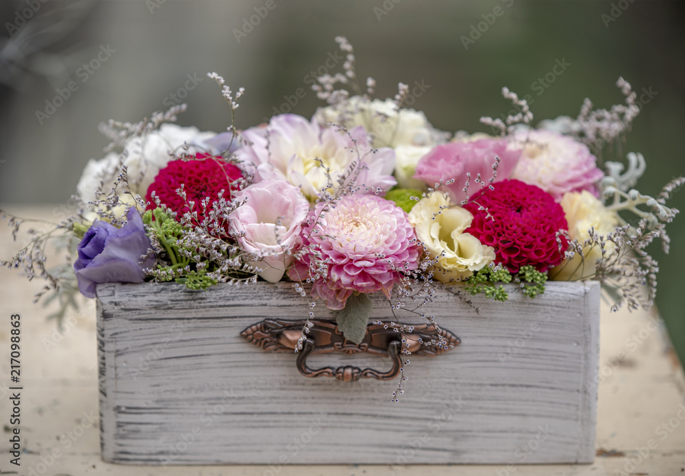 Fototapeta Kolorowe pudełko z kwiatami