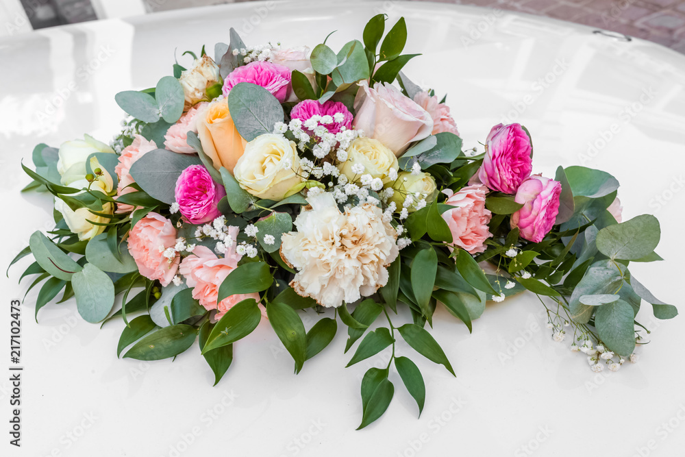 bouquet de mariée sur capot de voiture blanche bouquet de mariée sur capot de voiture blanche