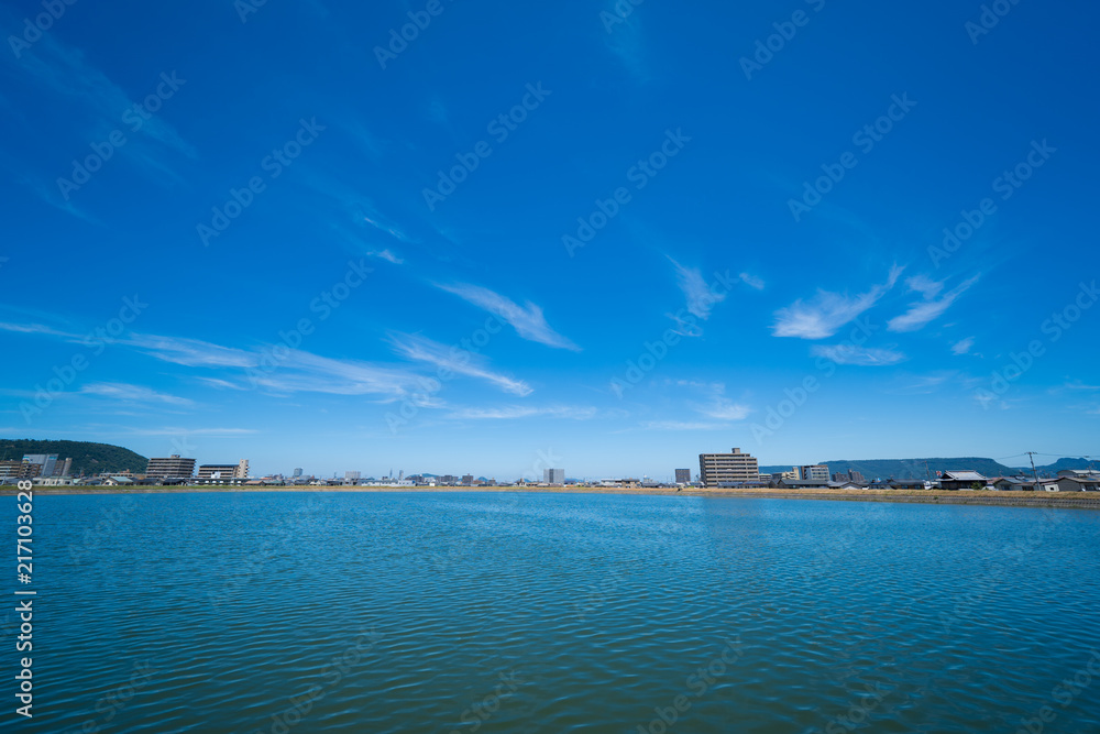 Fototapeta premium 市街地のため池と夏空 香川県高松市