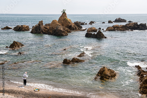 海岸から波の穏やかな海に入る海女