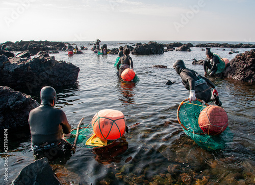 磯を歩いて漁場へ向かう海女たち