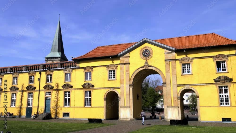 Universität im Schloss in Osnabrück. Im Hintergrund die Marienkirche Universität im Schloss in Osnabrück. Im Hintergrund die Marienkirche