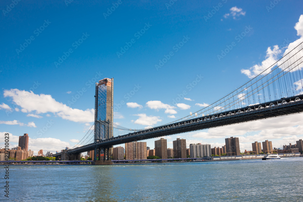 Obraz premium New York city skyline seen from water