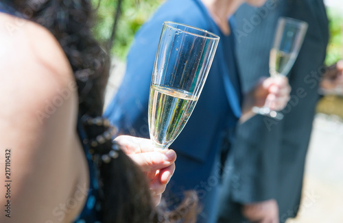 mensch mann frau hält glas mit sekt bei feier oder hochzeit photo