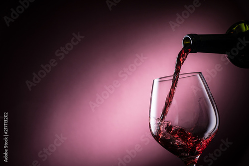 赤ワインを注ぐ © BRAD