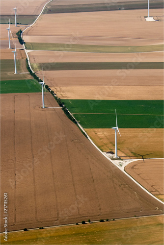 vues aériennes d'éoliennes dans la campagne près de Saint-amand-sur-Flon dans la Marne en France © Francois