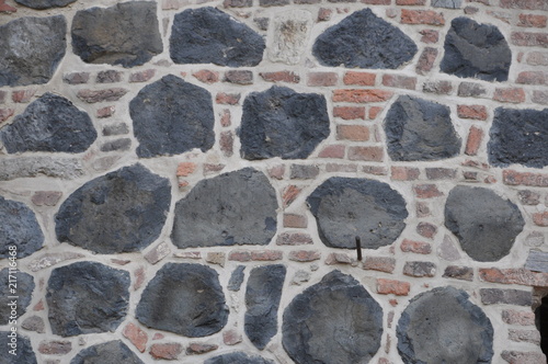Ziegelmauer mit Basaltsteinen