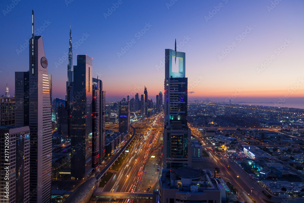 Luftaufnahme auf die Sheik Zayed Road in Dubai fotografiert zur blauen Stunde im November 2016