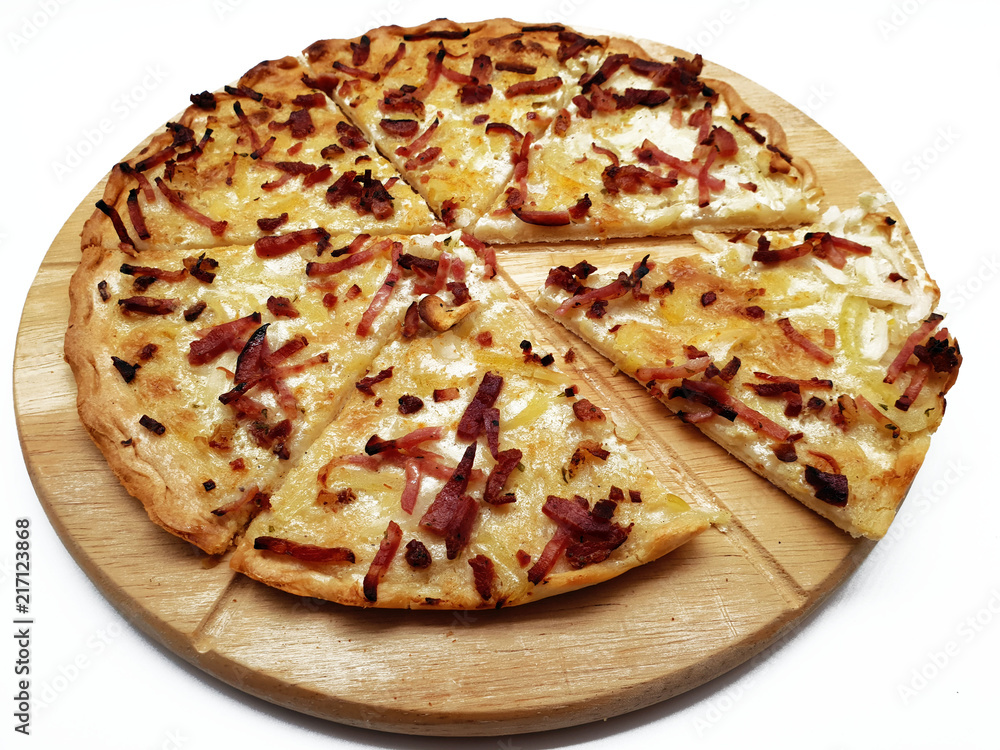 Flammkuchen auf Holzbrett aus dem Elsass freigestgellt auf weißem Hintergrund Flammkuchen auf Holzbrett aus dem Elsass freigestgellt auf weißem Hintergrund