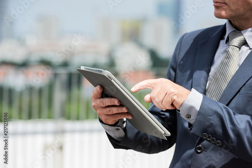 Canvas Print Businessman using mobile app