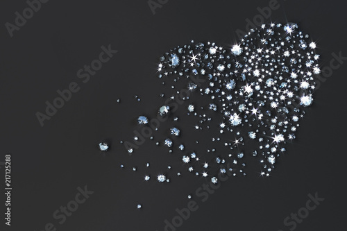 Wiele diamentów rozrzuconych na stole w kształcie serca. ilustracja 3d