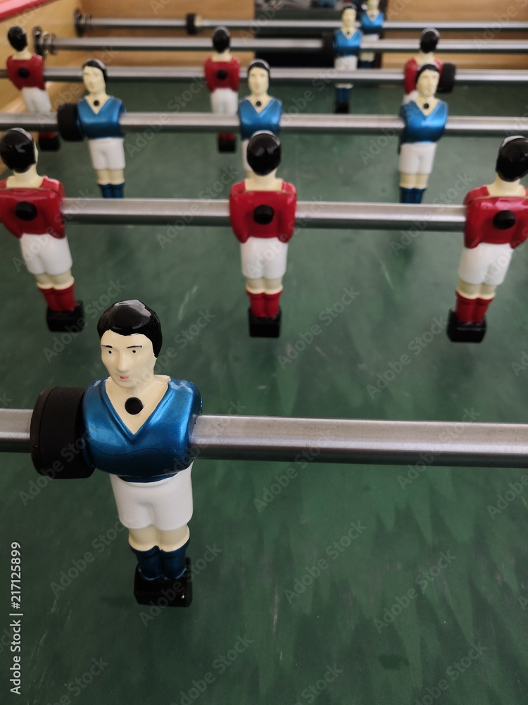 Gros plan sur plusieurs joueurs d'un baby-foot Gros plan sur plusieurs joueurs d'un baby-foot