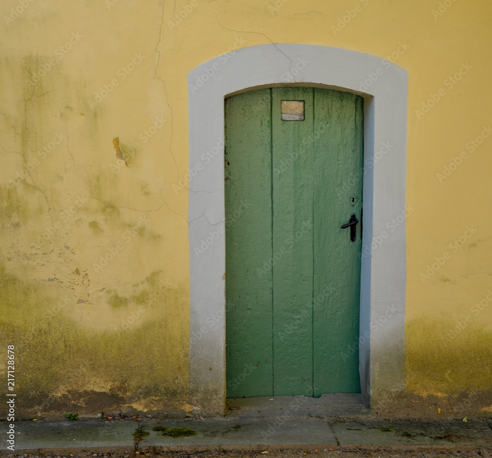 alte antike Holztür grün an gelber Wand Wohnhaus klein Sizilien Mediteran  in enger gasse Stock-Foto | Adobe Stock