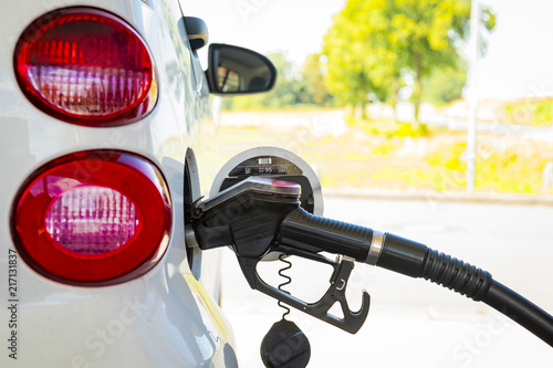 Auto an der Tankstelle photo