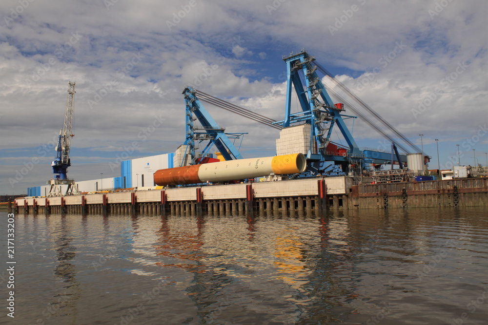 Obraz premium Herstellung von Offshore Windrädern
