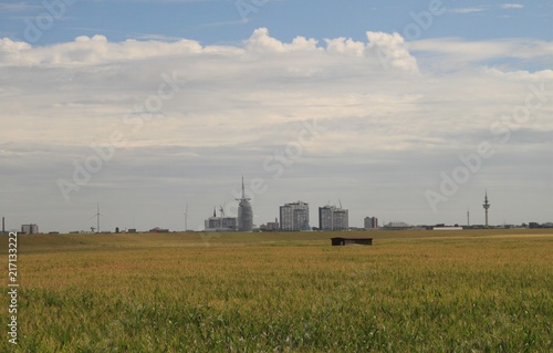 Am Weserdeich in Blexen mit Blick auf Bremerhaven