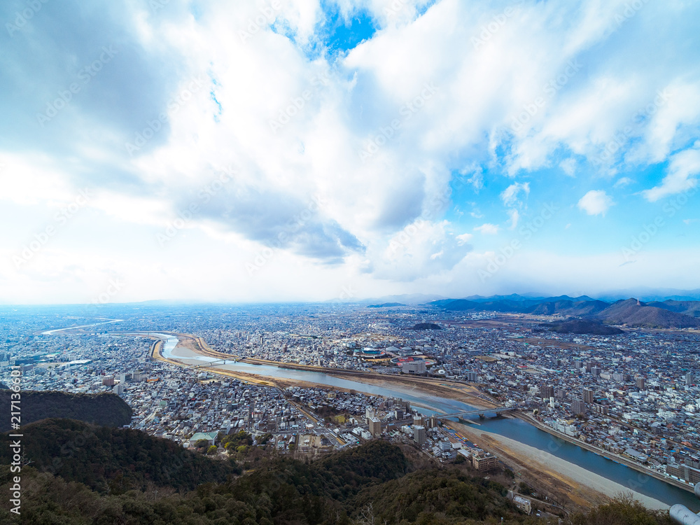 Naklejka premium 町を通る川