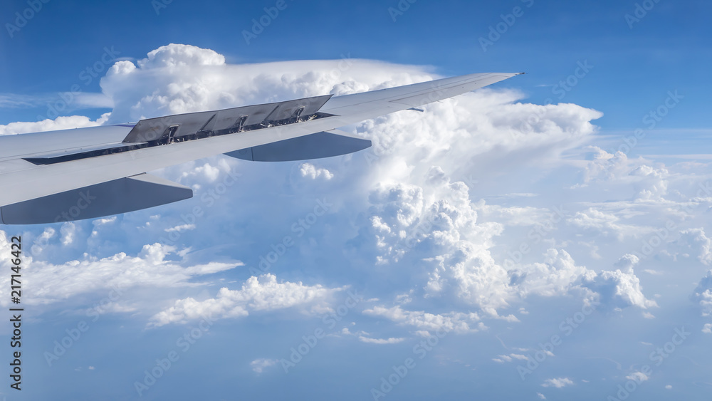 Fototapeta premium Wing of airplane fly over blue sky 4